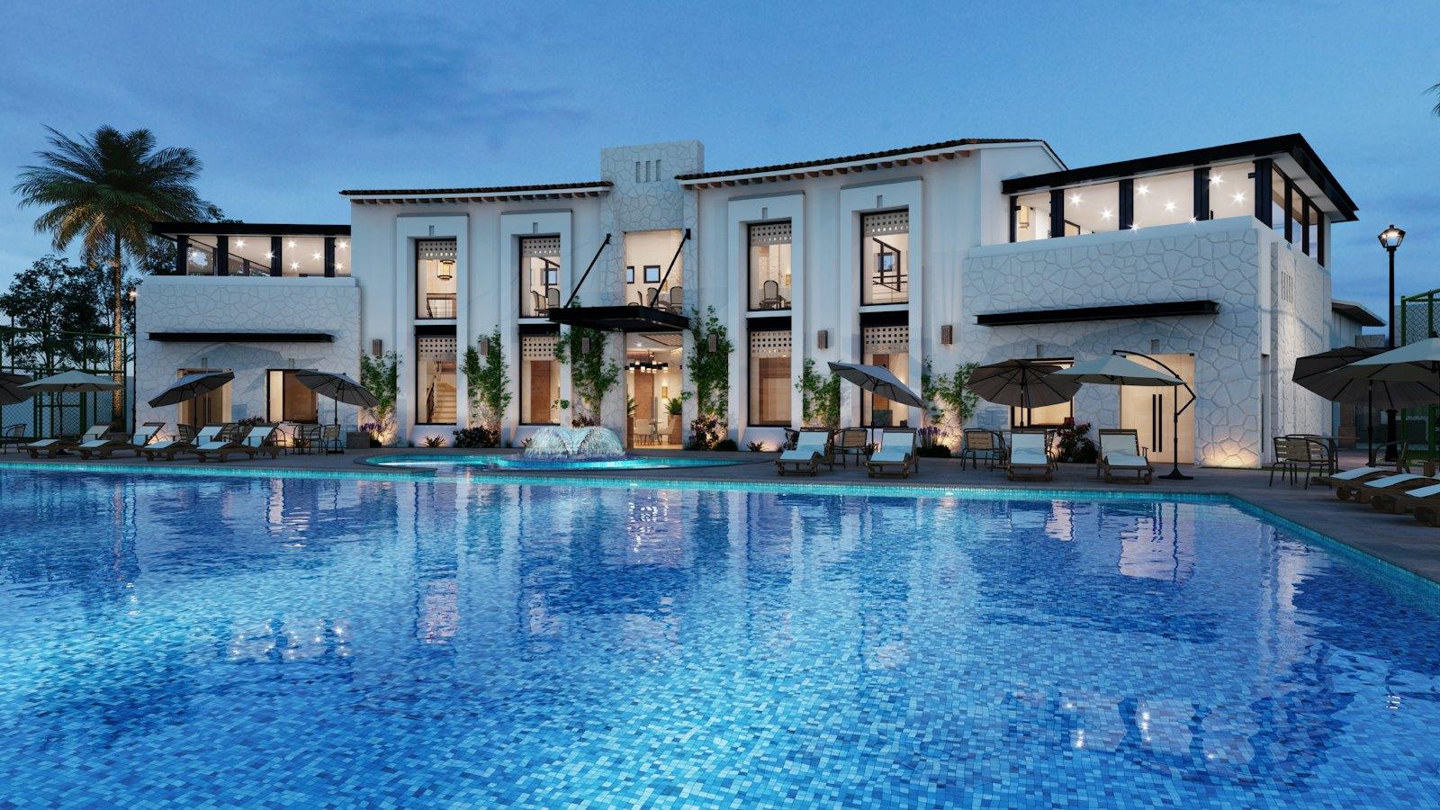 La facciata bianca dell'Hotel Edge & Spa affacciata sulla piscina